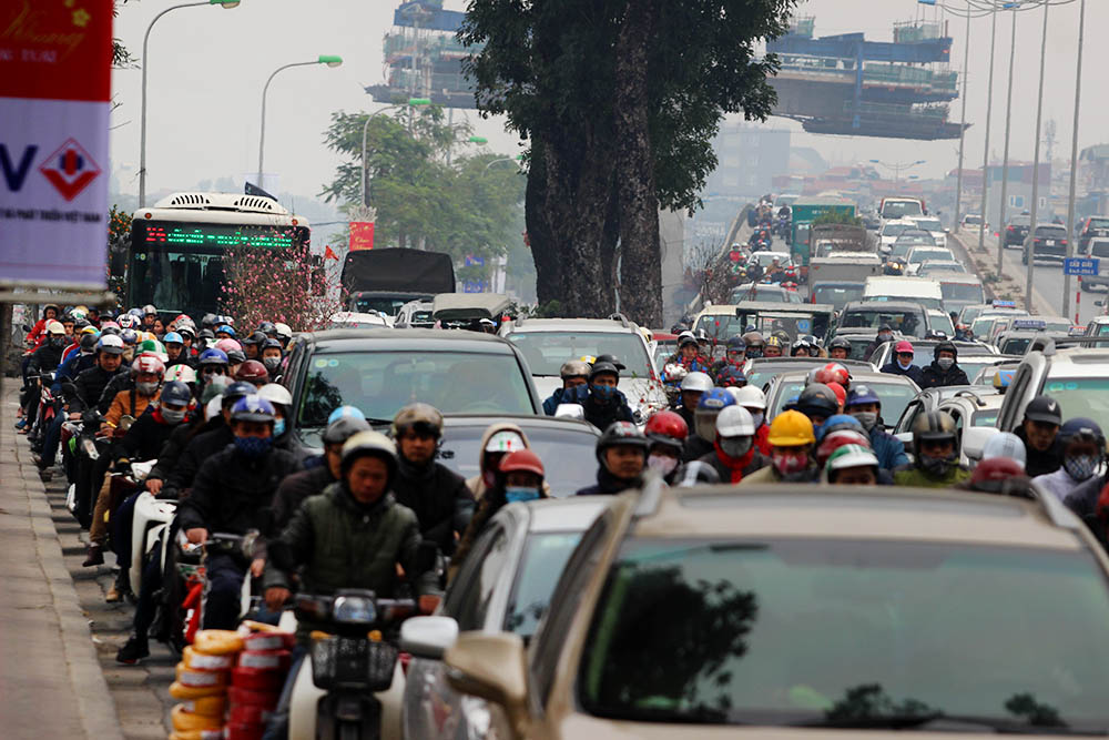 Tắc khủng khiếp giữa trưa từ ngõ ra đường lớn Hà Nội